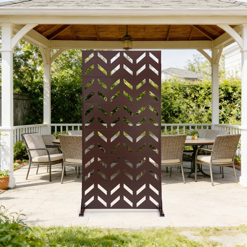Paravent extérieur acier marron chevrons ajourés autoportant, pour un balcon