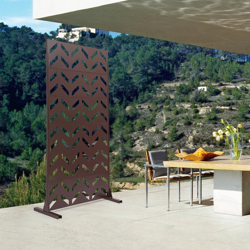 Paravent extérieur acier marron chevrons ajourés autoportant, dimensions 183 x 90 cm